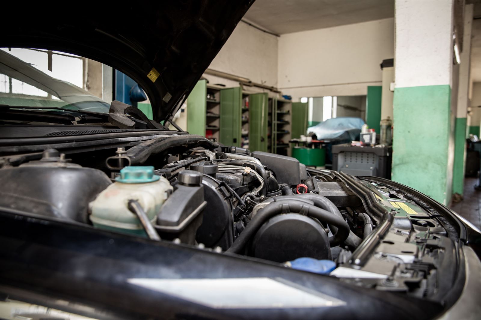 Geöffnete Motorhaube mit Blick in den Motorraum bei der Prüfung